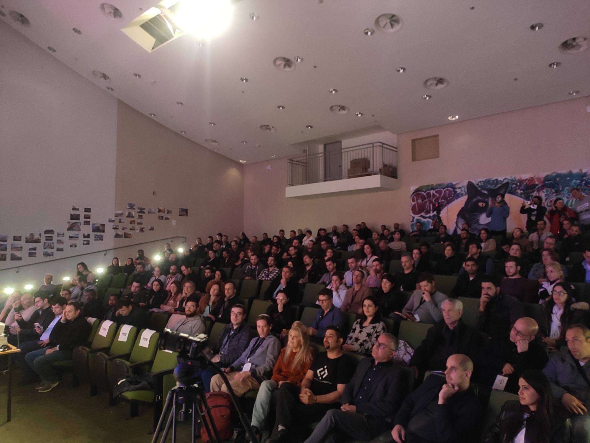 אולם מלא בכנס של קהילת Ashdod Tech