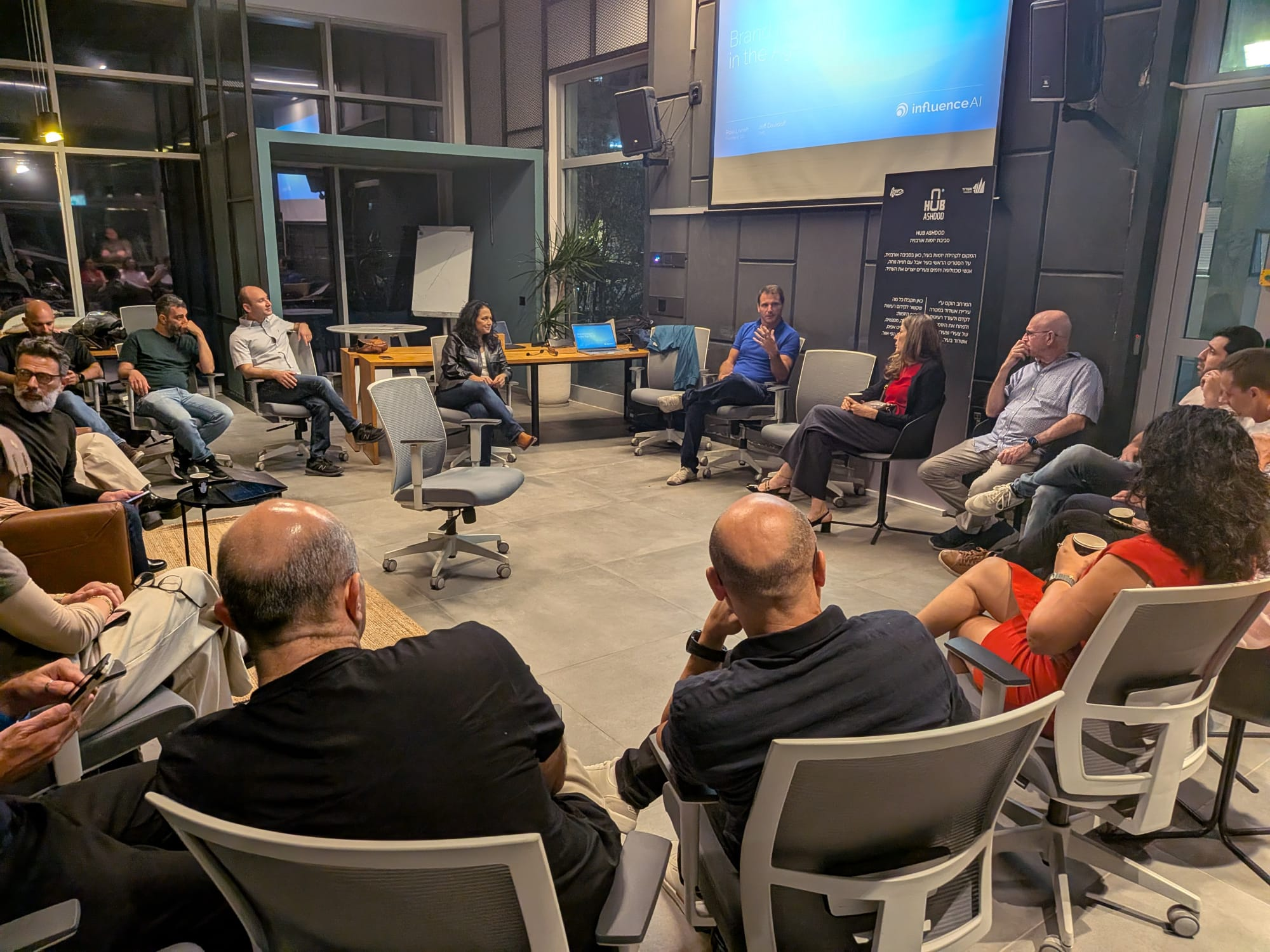 משתתפי הכר את השכן יושבים במעגל ב-Hub Ashdod